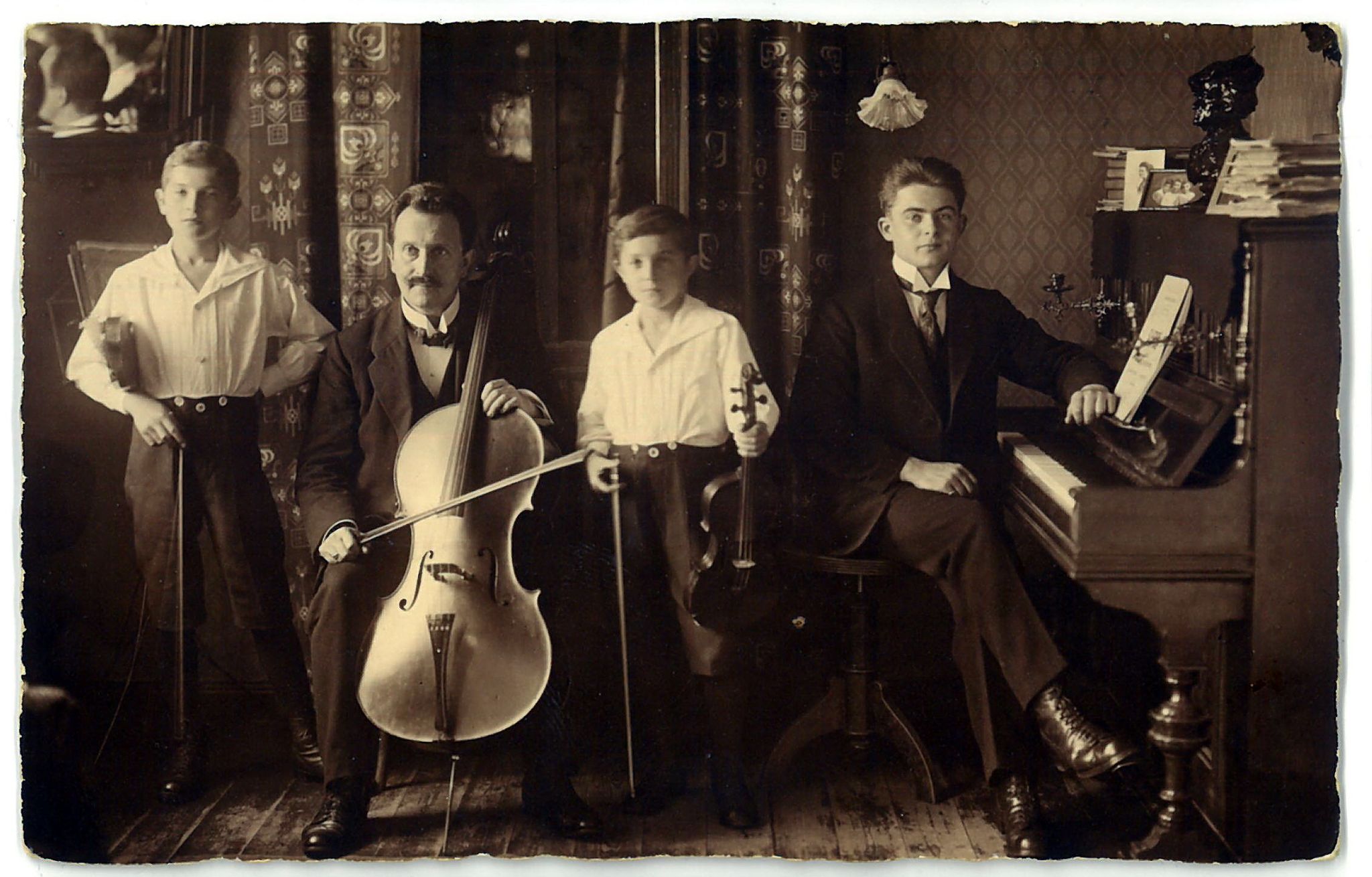 Karl Walter (am Cello) mit Söhnen Benno Walter und Karl Walter sowie Franz Kuhn